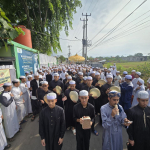 Kedatanga Buya Yahya dan Ummi Fairuz Disambut Hangat Oleh Santri Dan Jamaah Selepas Ibadah Umroh 