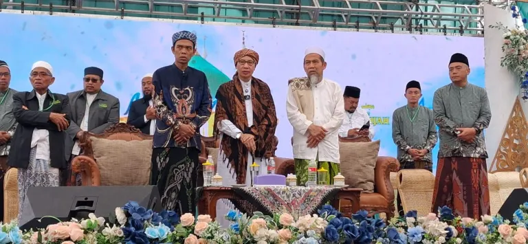 Ribuan Jamaah Hadiri Maulid Akbar Al-Bahjah Batang, Ulama Serukan Sedekah dan Kerukunan Umat