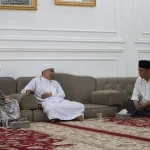 Potret hangat Buya Yahya saat menyambut Ustadz Muhammad Abdul Syukur Yusuf dan rombongan Az-Zikra di Al-Bahjah Cirebon.