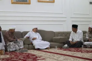 Potret hangat Buya Yahya saat menyambut Ustadz Muhammad Abdul Syukur Yusuf dan rombongan Az-Zikra di Al-Bahjah Cirebon.