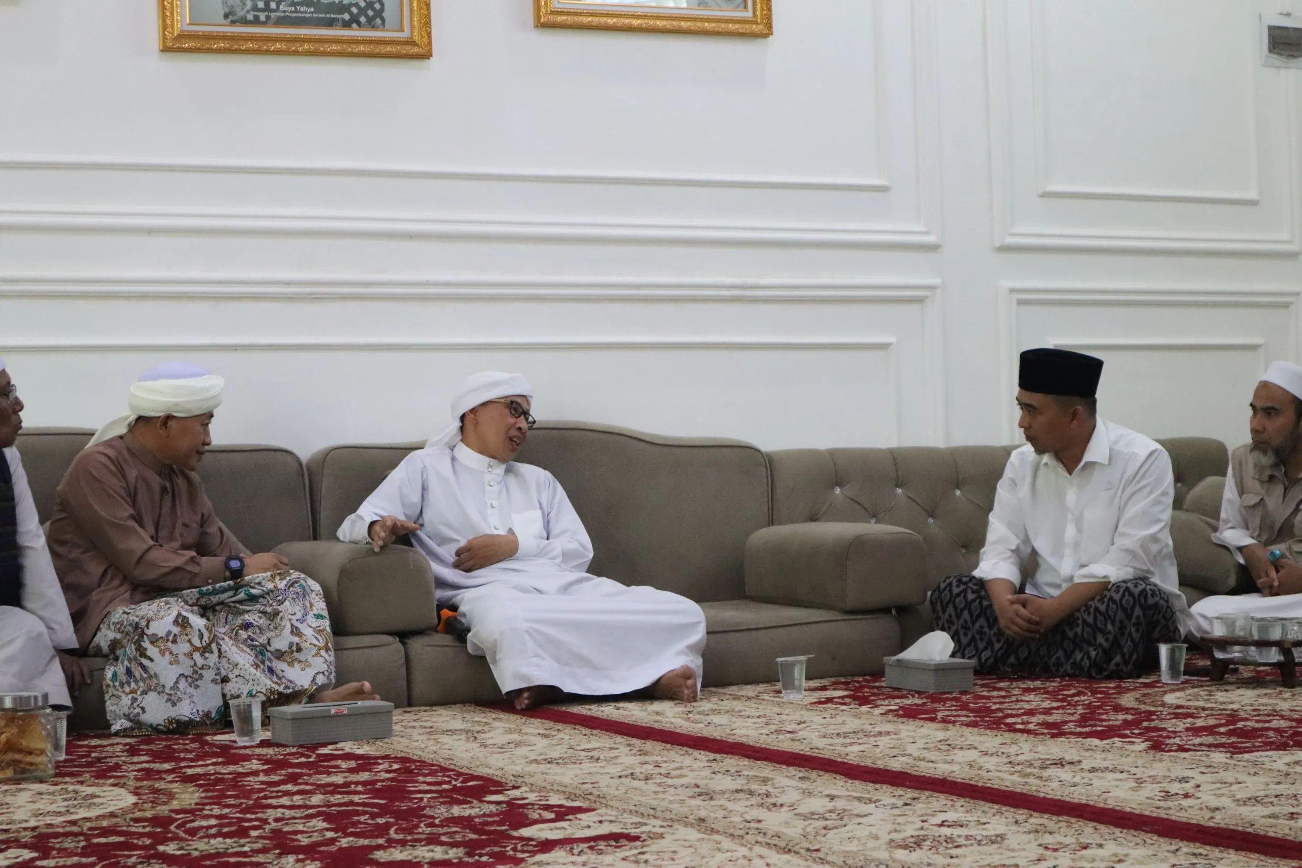 Potret hangat Buya Yahya saat menyambut Ustadz Muhammad Abdul Syukur Yusuf dan rombongan Az-Zikra di Al-Bahjah Cirebon.